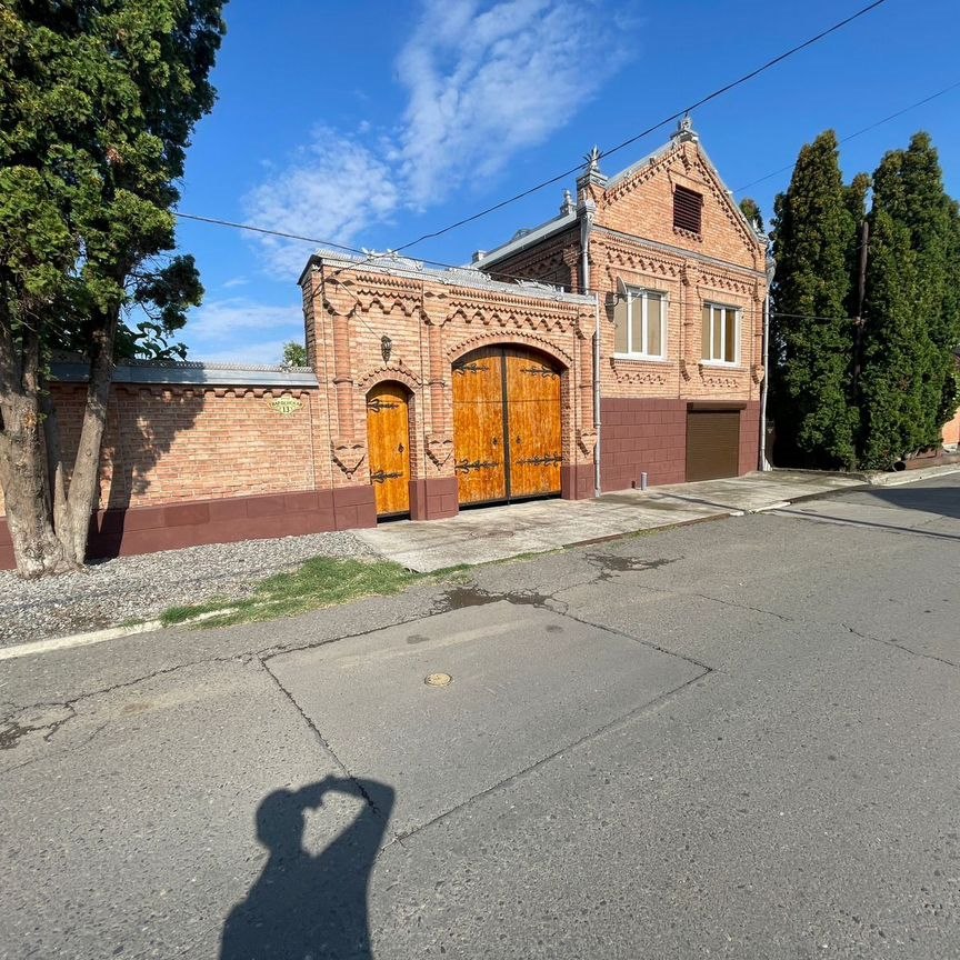  дом, 235 м², 8 соток