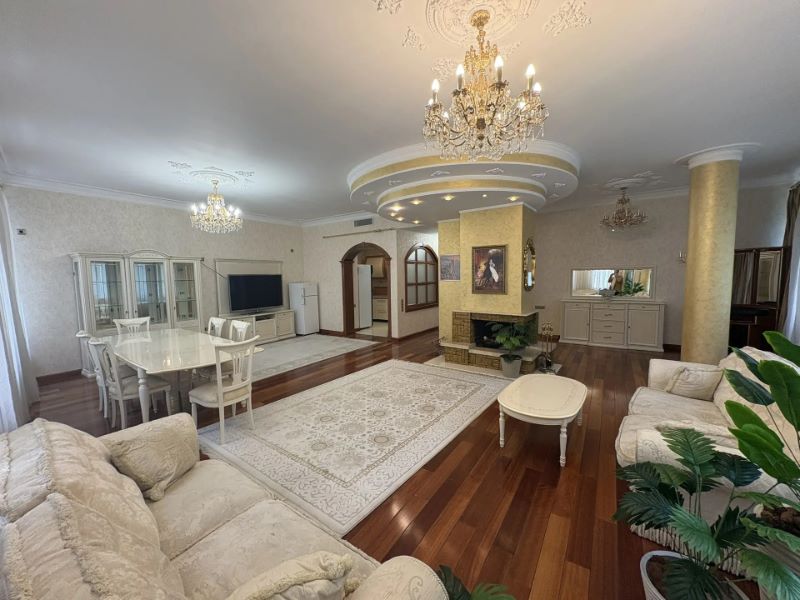4-комн. квартира, 190 м2, 2/4 этаж