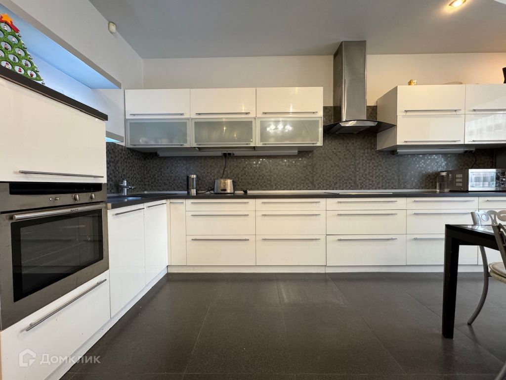 3-комн., 147.7 м², 3/9 этаж