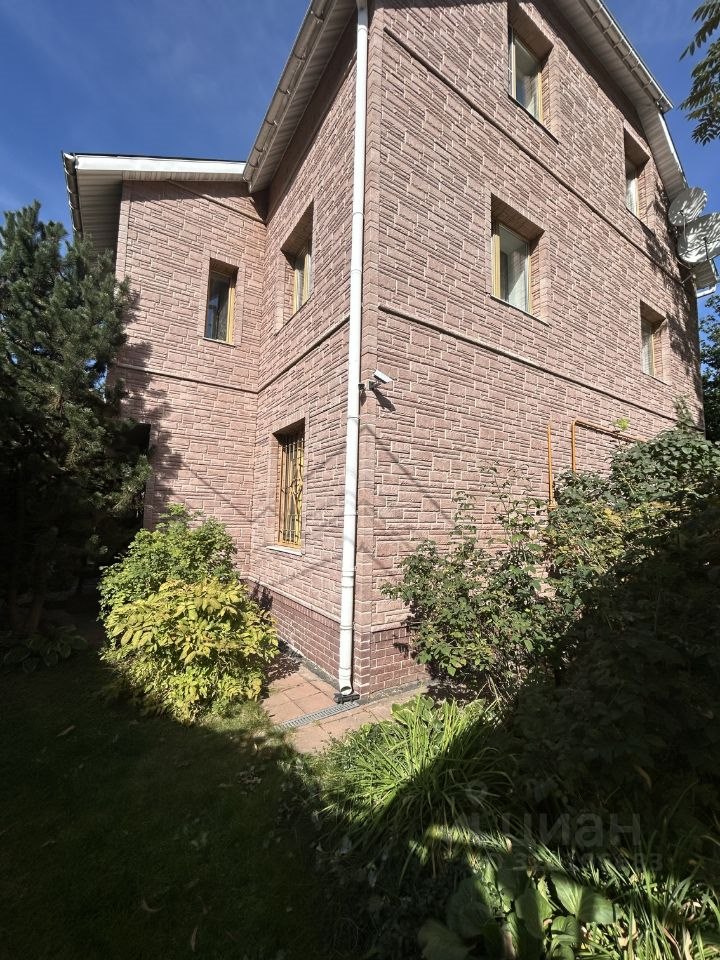 Коттедж, 250 м², 10 соток