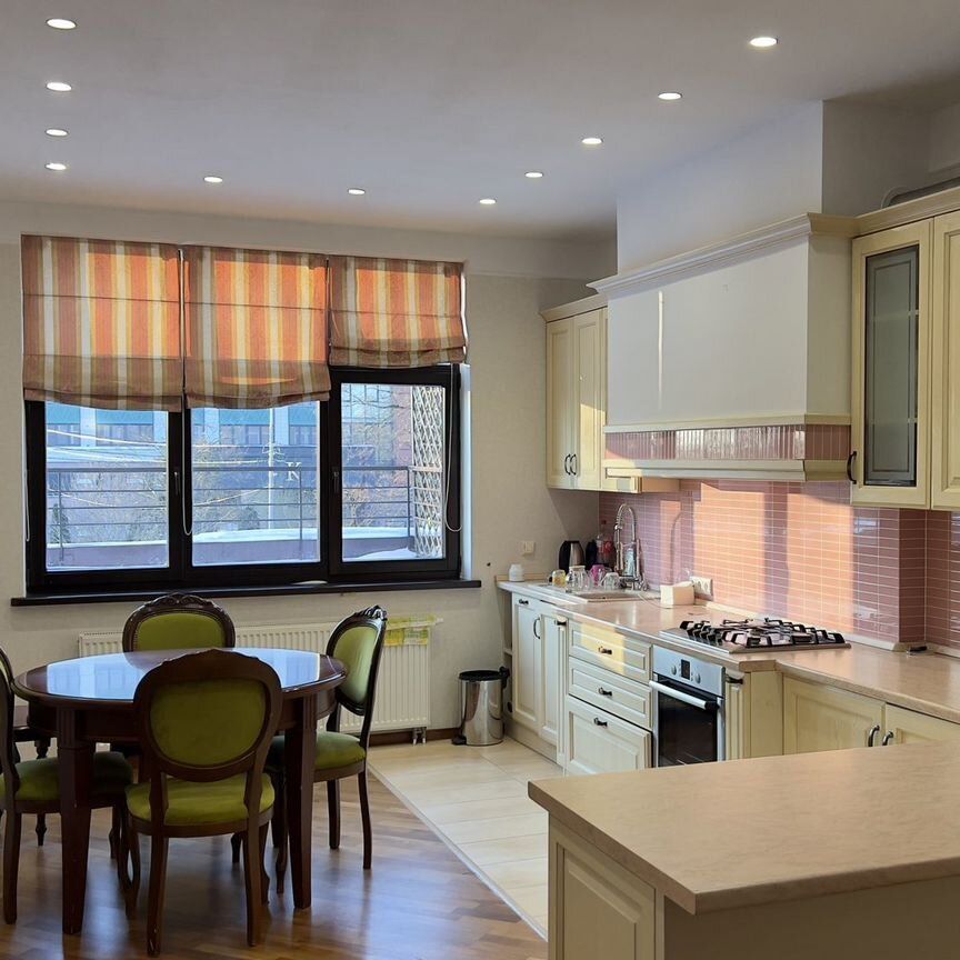 3-комн., 135 м², 2/8 этаж