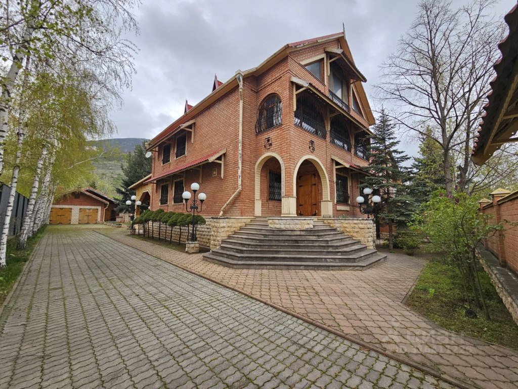 3-этажный дом, 450 м², 18 соток