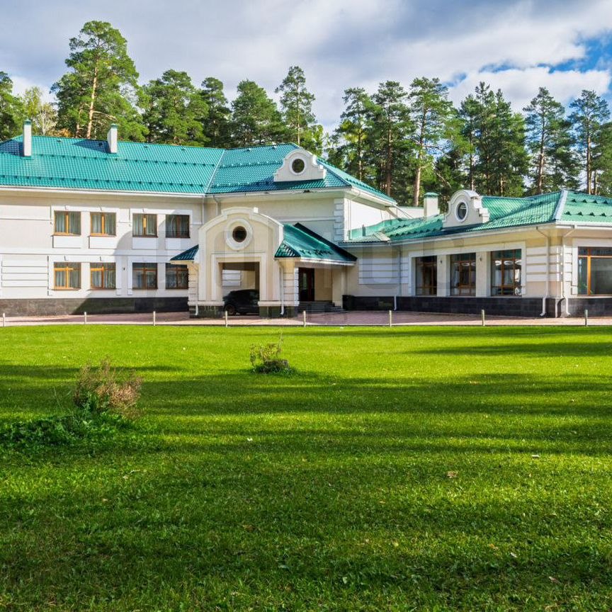 Коттедж, 2800 м², 70 соток