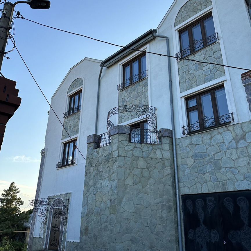 Коттедж, 300 м², 6 соток