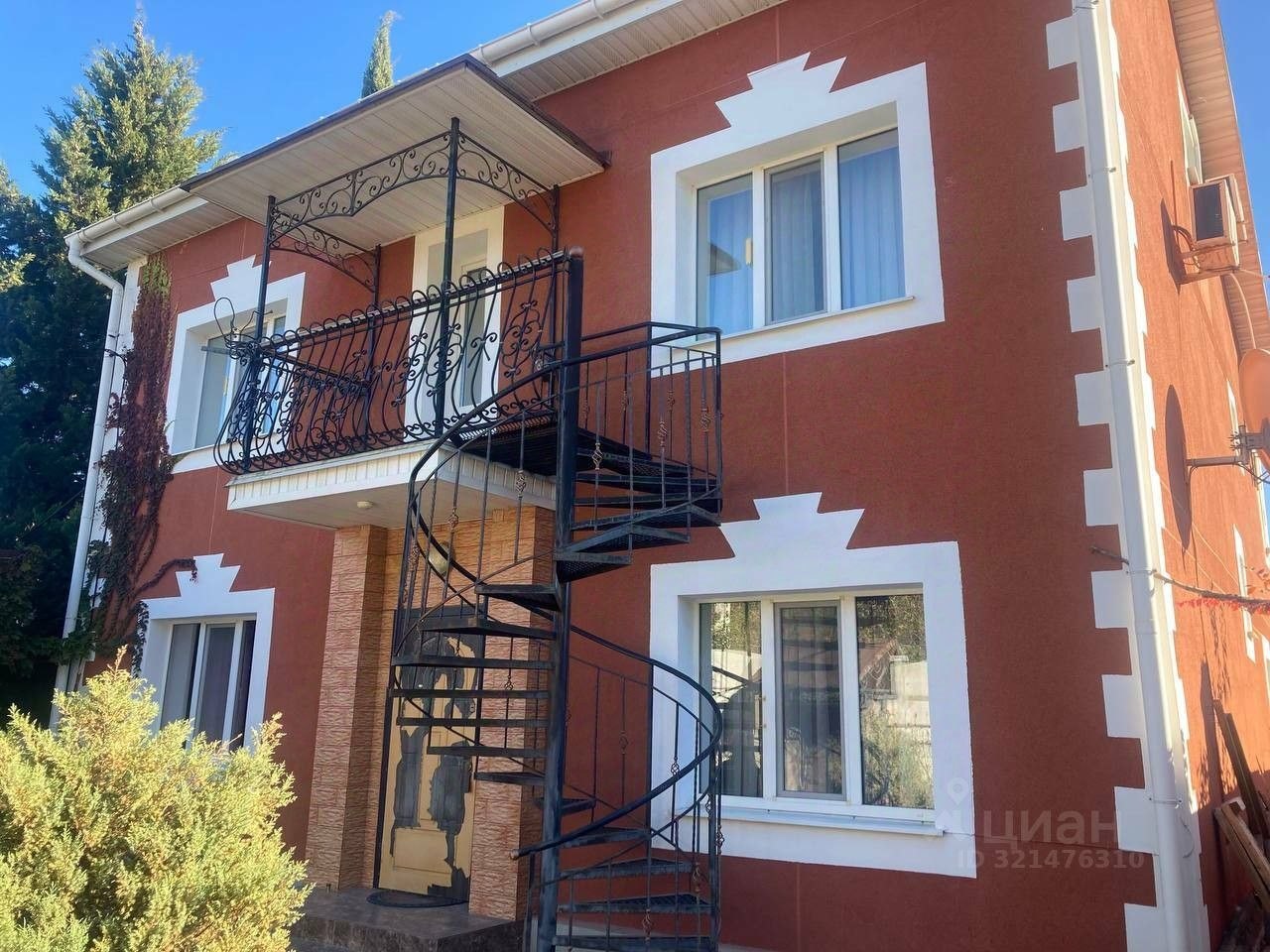 3-этажный дом, 249 м², 6 соток