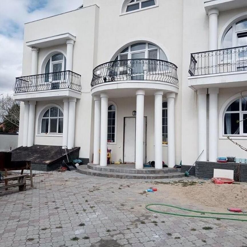 Коттедж, 560.3 м², 10 соток