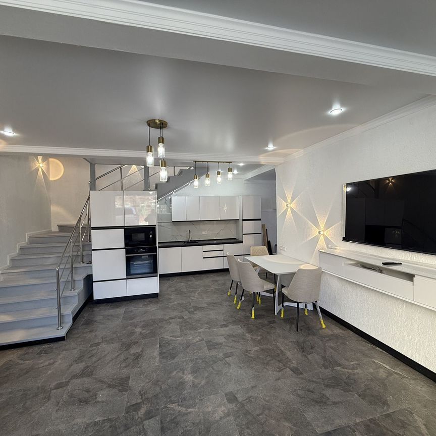 Коттедж, 200 м2, 1 сотка