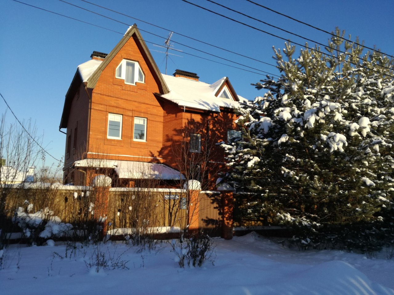 Если правильно спроектировать крышу, ее не нужно будет чистить от снега. Фото: Мир Квартир