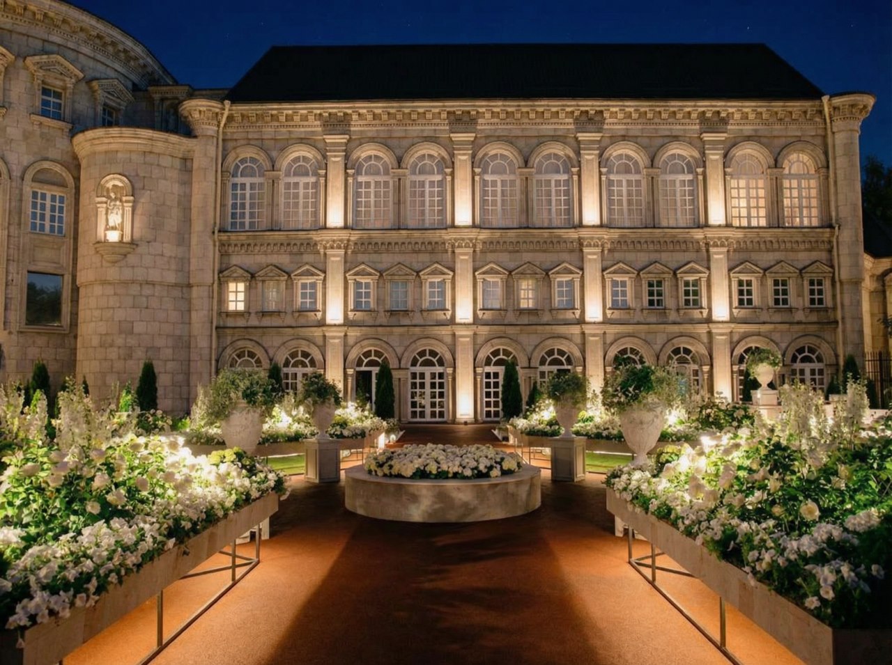 Замок Zhavoronki Event Hall – одна из достопримечательностей села. Во время вечеринок с мощными салютами местные жители опасаются за свои деревянные дома. Фото: Мир Квартир