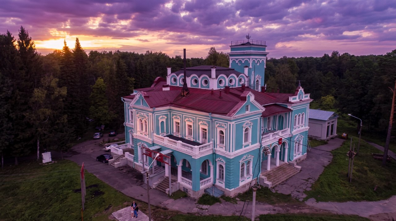 «Белый замок» Стенбок-Ферморов. Раньше он был действительно белым. Фото: Мир Квартир