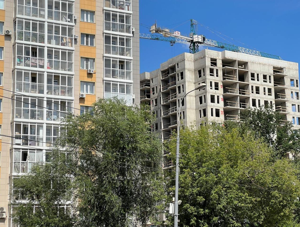 Новостройки Москвы и Сочи дешевеют, а в Питере дорожают