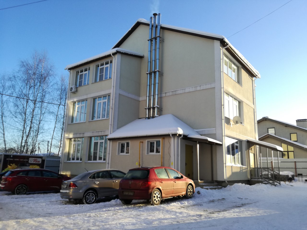 Снегозадержатели на крыше защищают от наледи. Фото: Мир Квартир