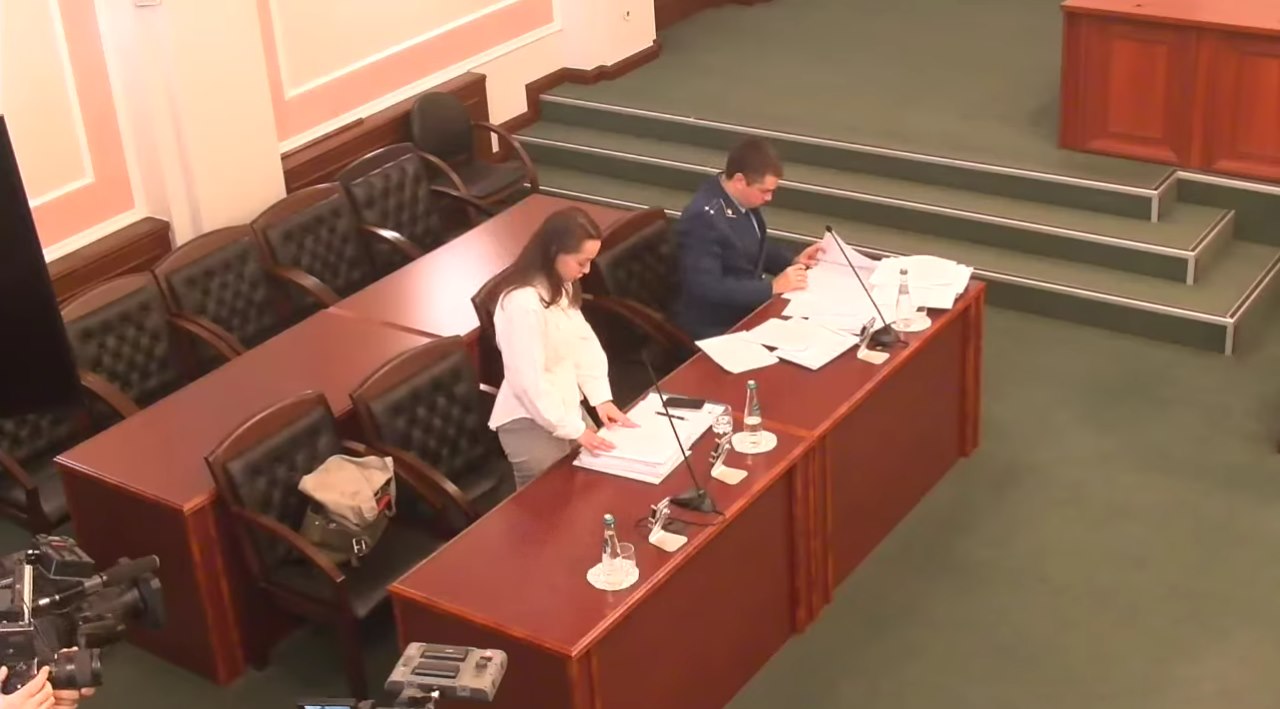 Адвокат Долиной признается, что семья певицы не проживает в оспариваемой квартире. Кадр с видеотрансляции из зала Верховного суда