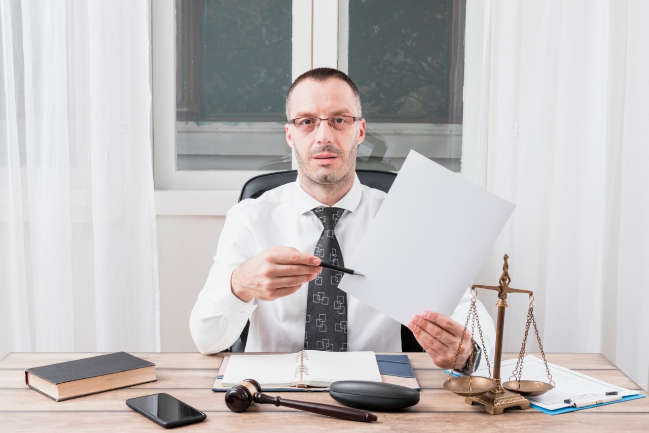 Человека, который незаконно живет в вашей квартире, можно выселить через суд. Фото: @freepik, ru.freepik.com