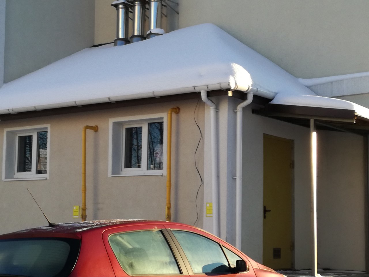 Водосточная система может повредиться от падающего с крыши снега. Фото: Мир Квартир