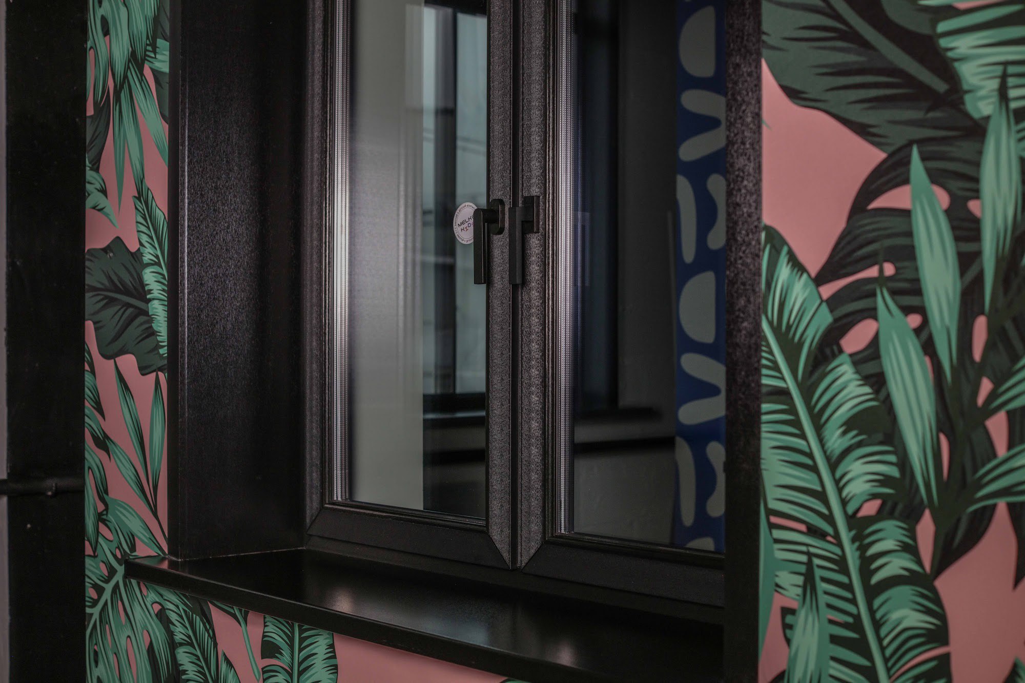 Сейчас можно выбрать окно любого оттенка. Фото: Melke