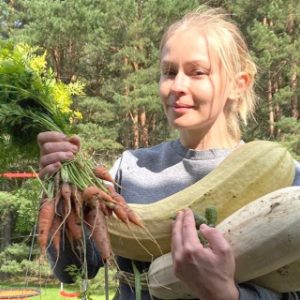 Трава у дома Юлии Пересильд. Перец, морковка и космический купол на огороде