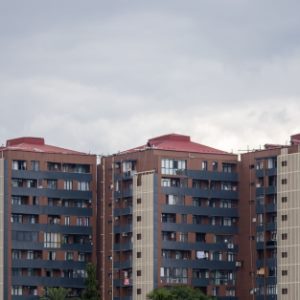 В июле замедлилось снижение цен на жилье — временное явление
