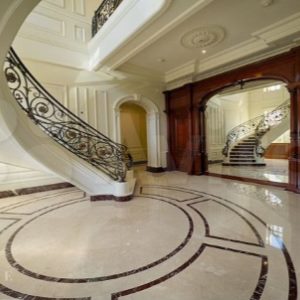 С завитушками и без. Как выглядят подмосковные дома за 2 миллиарда рублей