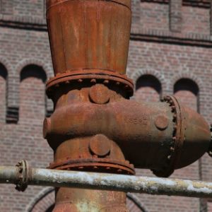 Причины появления ржавой воды из крана, безопасность для мытья и рекомендации