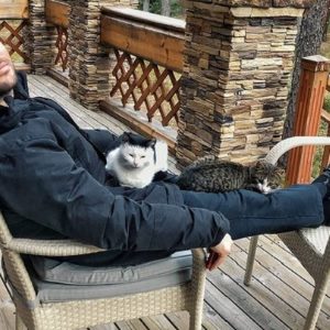 На жизнь не хватает. Экс-бомбардир футбола Кержаков продает свой роскошный дом в Ленинградской области