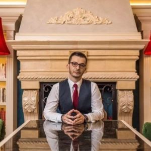 Камин со львами и зеленая ванна. Как выглядит квартира, в которой доктор Курпатов стал «счастлив по собственному желанию»?