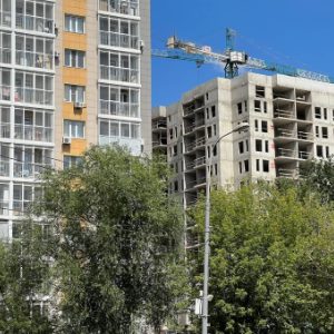 Новостройки Москвы и Сочи дешевеют, а в Питере дорожают