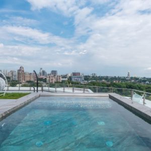 Озвучена стоимость самой дорогой квартиры с бассейном в Москве 