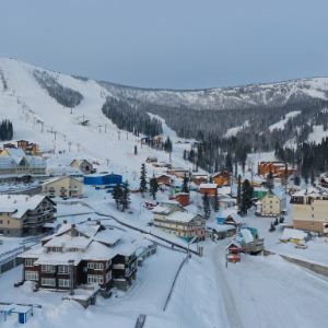 Где в России встать на лыжи? Прицениваемся к аренде и покупке дома на горнолыжных курортах