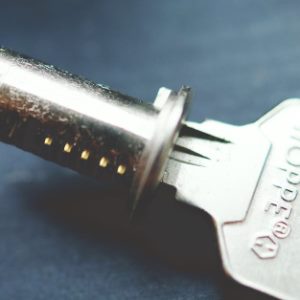 Проверенные способы извлечь сломанный ключ из замочной скважины