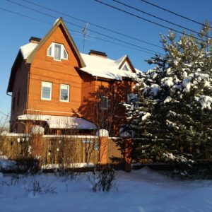 Крыша в зимний период: чем чистить снег и как проектировать кровлю, чтобы этого не делать?