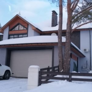 Новый год за городом: сколько стоит аренда дома в 2025 году